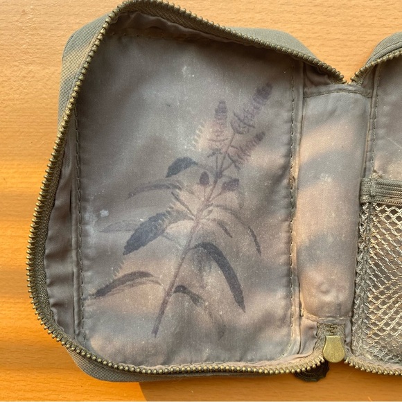 3/$40 🦙 The Bodyshop Hemp Bag & Saje Zip-Up Pouch - Picture 5 of 12